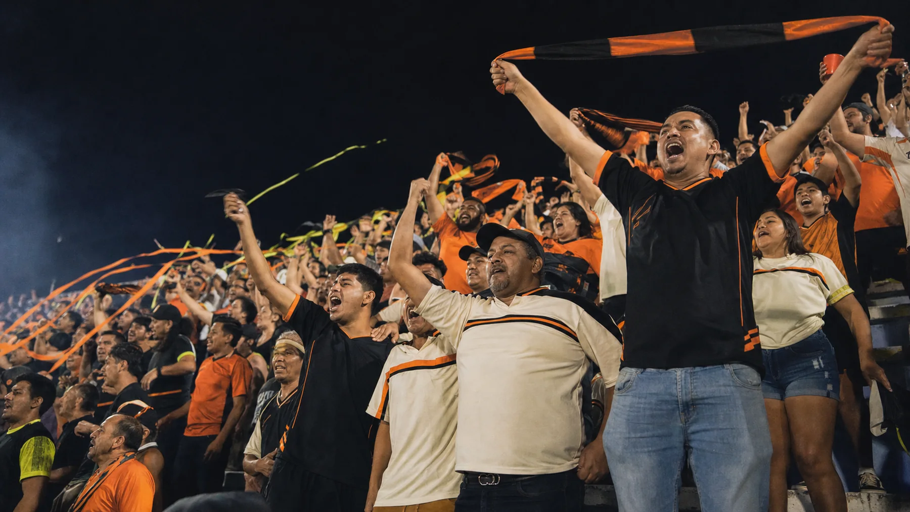 Aficionados celebrando en un estadio